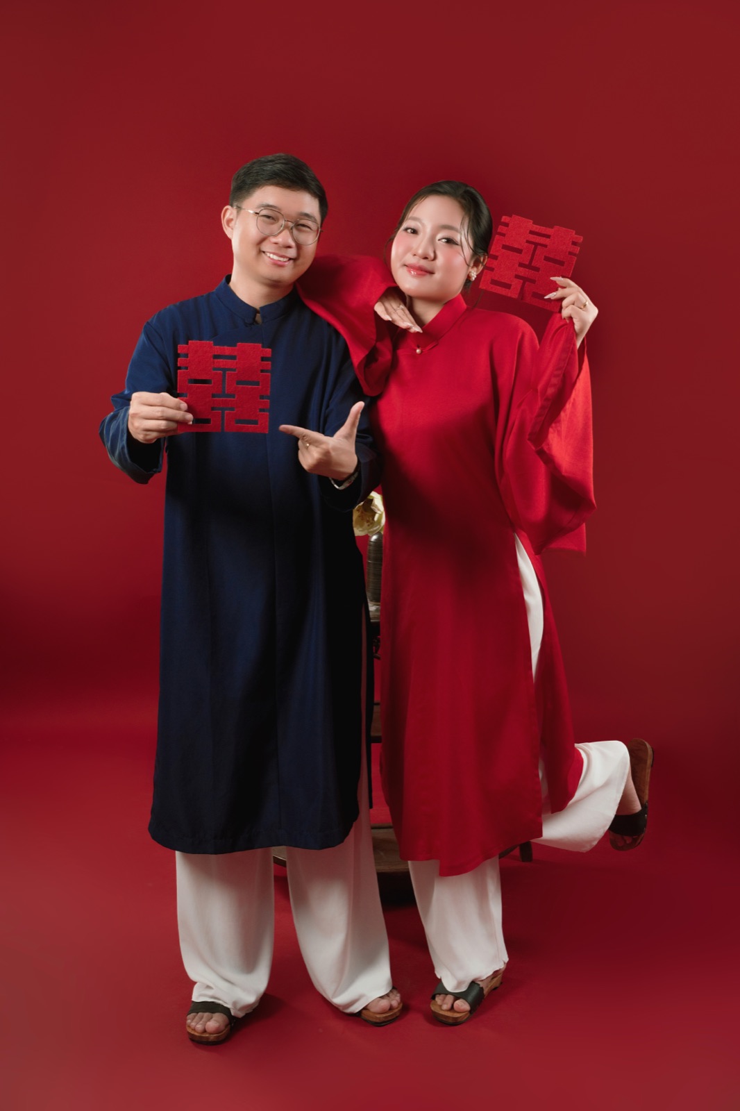 Thuận và Thư trong áo dài