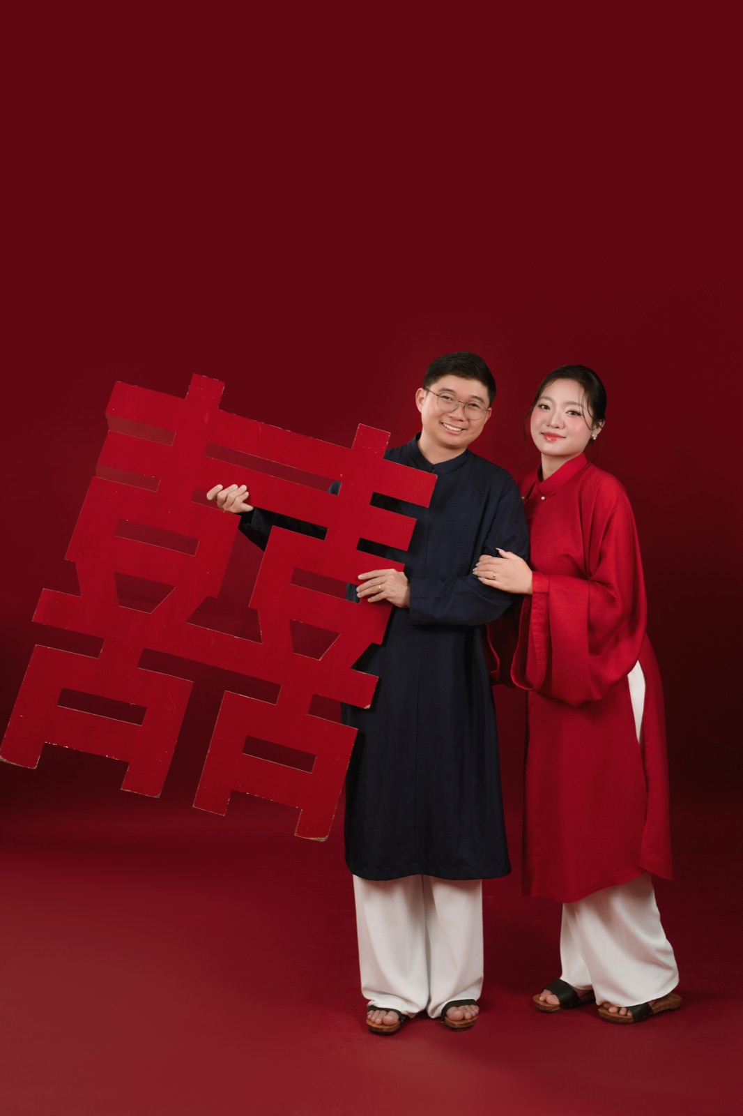 Thuận và Thư bên chữ Hỷ