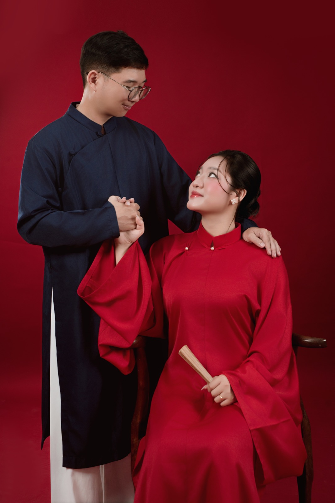 Thuận nhìn Thư
