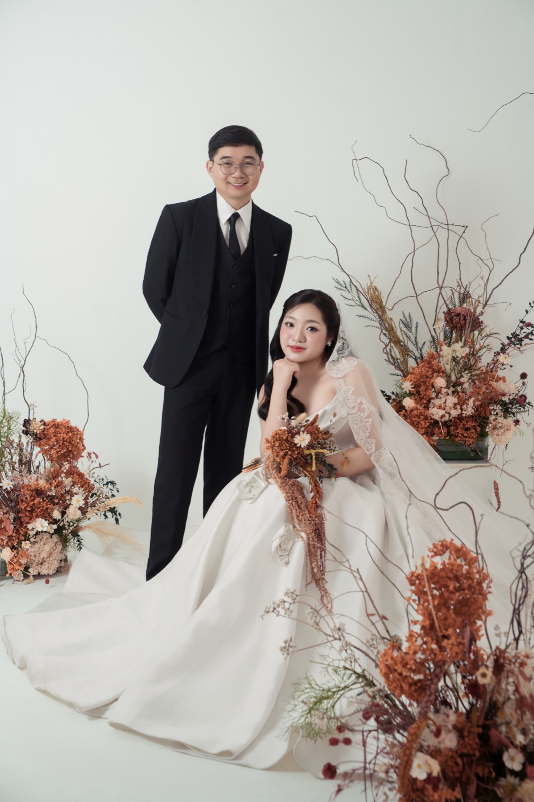 Thuận và Thư giữa hoa