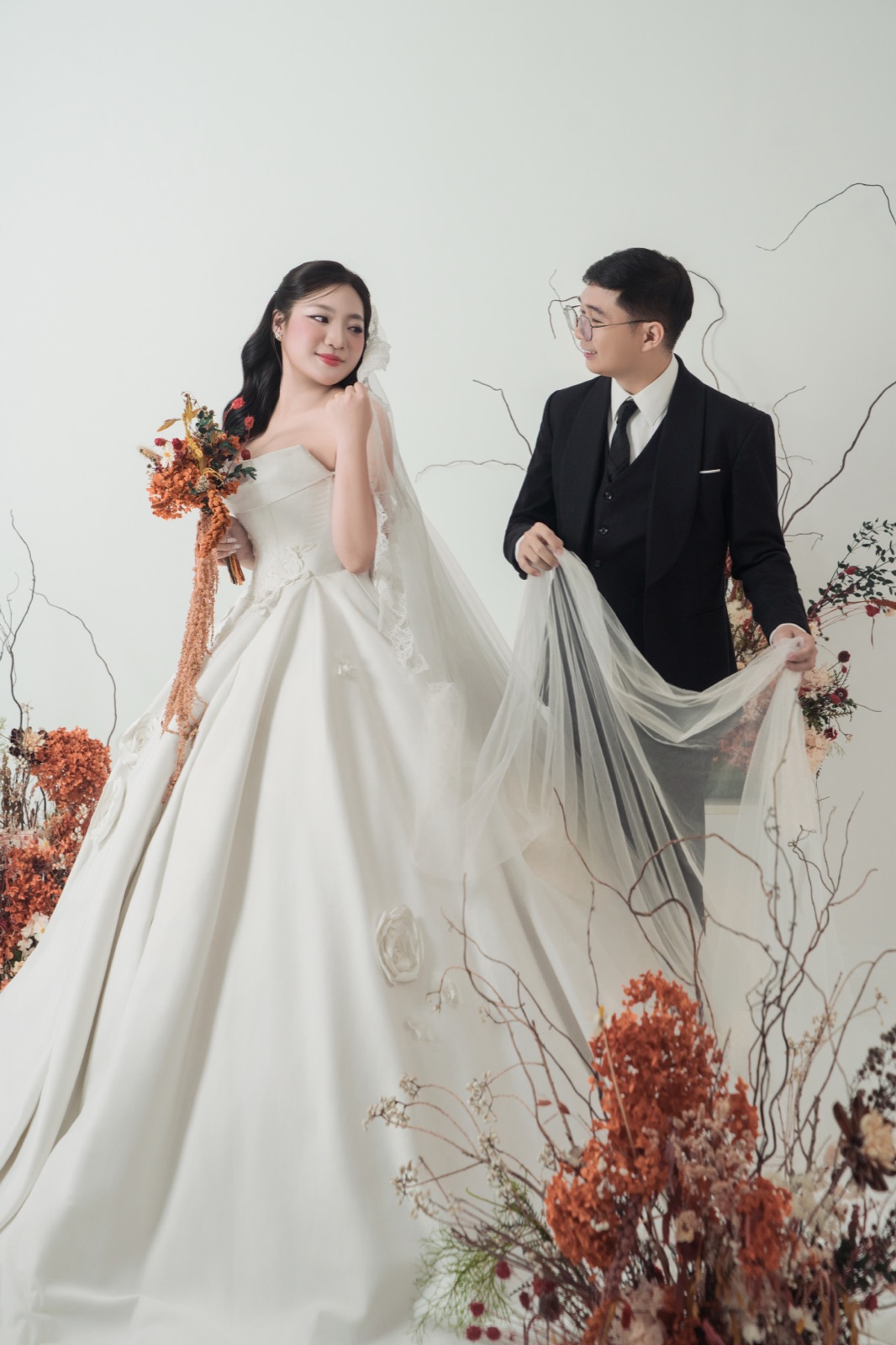 Thuận nâng khăn voan của Thư