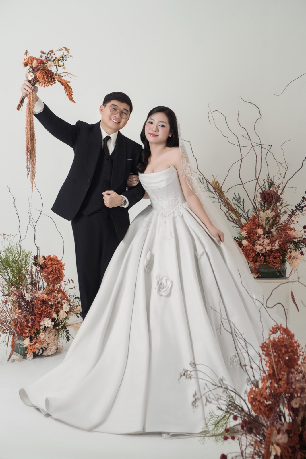 Thuận và Thư cùng bó hoa